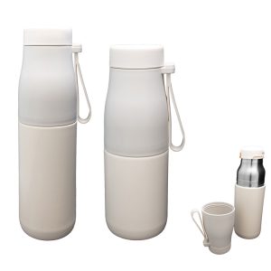 bouteille avec gobelet